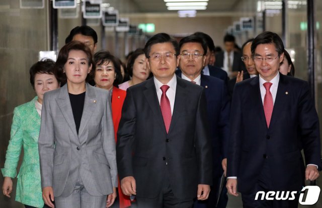 황교안 자유한국당 대표가 15일 서울 여의도 국회에서 열린 최고위원회의에 참석하고 있다. 2019.4.15/뉴스1 © News1