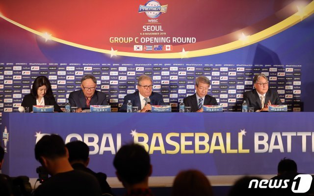 리카르토 프라카리 세계야구소프트볼연맹(WBSC) 회장이 15일 오후 서울 중구 웨스틴조선 호텔에서 열린 2019 WBSC 프리미어12 서울 예선라운드 기자회견에서 인사말을 하고 있다. 오른쪽부터 김경문 대한민국 야구 국가대표팀 감독, 정운찬 KBO 총재, 프라카리 회장, 김응용 대한야구소프트볼협회(KSBA) 회장. 2019.4.15/뉴스1 © News1