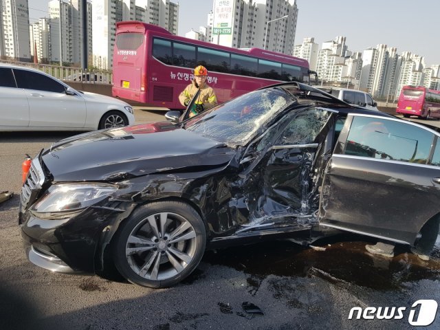 15일 오전 7시55분께 인천시 계양구 공항고속도로 요금소 전 2㎞지점(인천공항 방면) 4차로에서 10톤 탱크로리에 부딪혀 파손된 벤츠 승용차 모습. 이 사고로 승용차 운전자 A씨(60)가 중상을 입고 병원 치료 중이다.(계양소방서 제공)2019.4.15/뉴스1 © News1