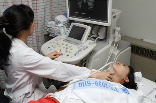 종합병원 건강검진센터에서 한 여성이 갑상선 이상 여부를 알기 위해 초음파 검사를 받고 있다. 사진=한림대 의대 제공