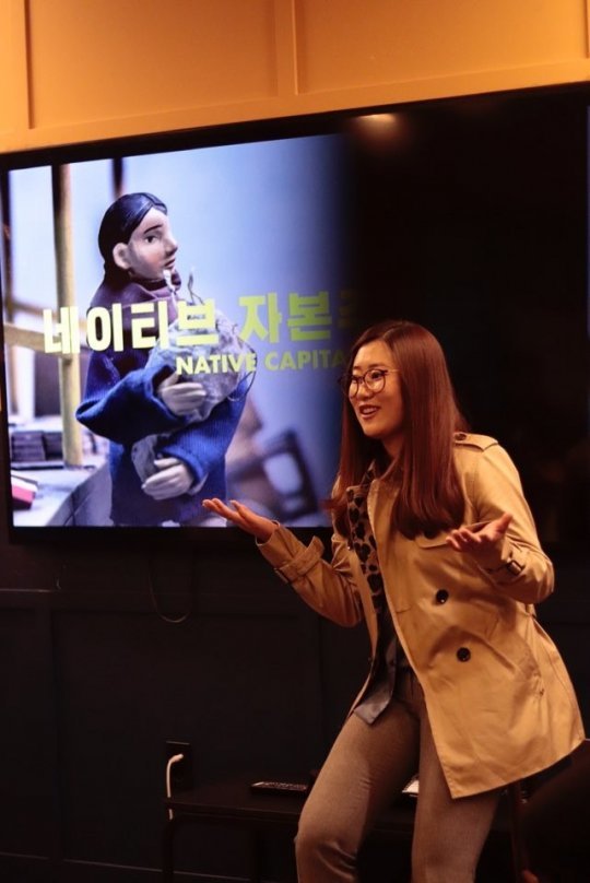 패널로 참여한 제시 킴 씨가 6일 서울 중구의 한 공유 사무실에서 열린 토크콘서트에서 북한 장마당에서 의류 장사를 했던 경험을 학생들에게 들려주고 있다. 통일대학생동아리연합 제공