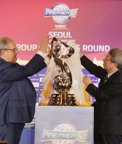 이것이 우승 트로피 정운찬 한국야구위원회(KBO) 총재(오른쪽)와 리카르도 프라카리 세계야구소프트볼연맹(WBSC) 회장이 15일 ‘2019 프리미어12’ 기자회견에서 우승 트로피를 공개하고 있다. 뉴스1