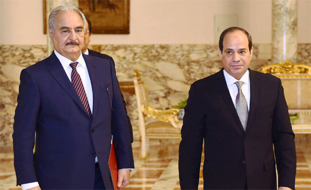 14일
 이집트 카이로 대통령궁에서 회담을 가진 압둘팟타흐 시시 이집트 대통령(오른쪽)과 칼리파 하프타르 리비아국민군(LNA) 
최고사령관이 나란히 걷고 있다. 시시 대통령은 하프타르 사령관에게 리비아의 안정을 위한 노력을 지지한다며 리비아 수도 트리폴리로 
진격하는 LNA에 힘을 실어줬다. 카이로=AP 뉴시스
