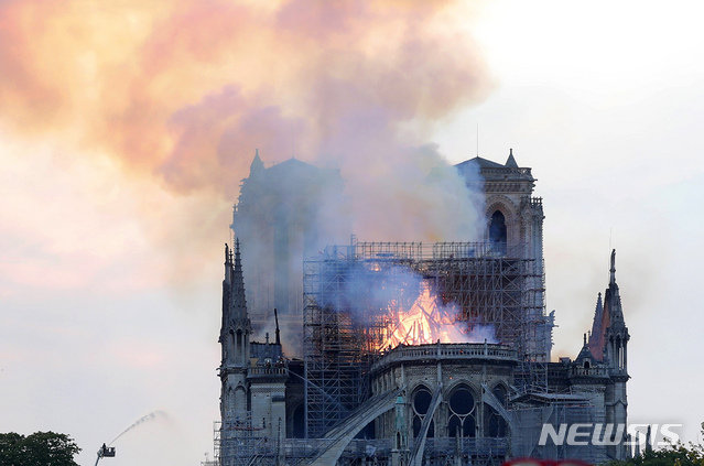 노트르담 성당 화재에 파리시민·우방 안타까움 이어져