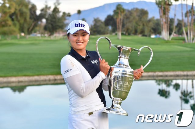 미국여자프로골프(LPGA)투어 메이저 대회 ‘ANA 인스퍼레이션’에서 우승한 고진영이 트로피를 들어보이고 있다. (Gabe Roux/LPGA 제공) 2019.4.8/뉴스1