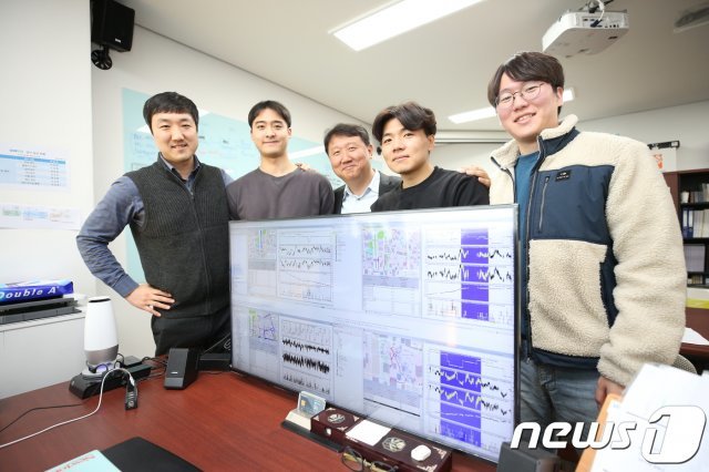 공승현 교수(좌부터 3번째)와 연구진들이 기념사진을 촬영하고 있다.© 뉴스1