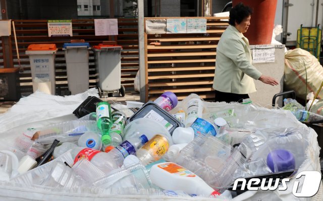 서울 용산구의 한 아파트 쓰레기수거장에 주민들이 내놓은 페트병이 쌓여있다. /뉴스1 © News1