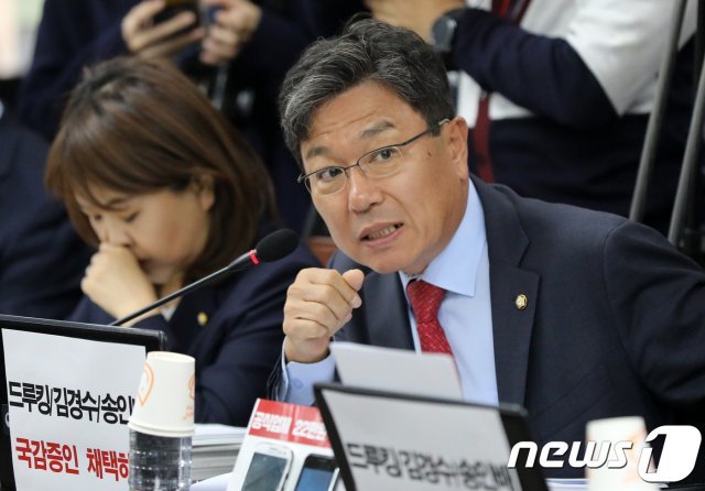 윤상직 자유한국당 의원이 10일 오후 경기도 과천시 중앙동 정부과천청사 과학기술정보통신부에서 열린 국회 과학기술정보방송통신위원회의 과기정통부에 대한 국정감사에서 유영민 과학기술정보통신부 장관에게 질의하고 있다. 2018.10.10/뉴스1 © News1