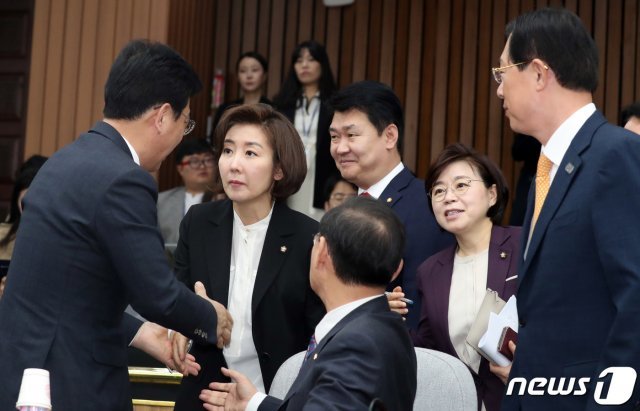 나경원 자유한국당 원내대표가 16일 서울 여의도 국회에서 열린 원내대책회의에서 의원들과 인사를 하고 있다. 2019.4.16/뉴스1 © News1