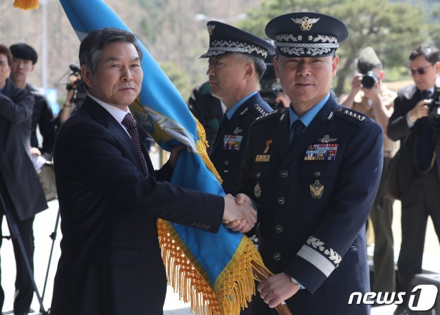 정경두 국방부 장관이 16일 오전 충남 계룡대 대연병장에서 열린 제36·37대 공군참모총장 이·취임식에서 원인철 신임 공군참모총장에게 지휘권을 이양하고 있다. 2019.4.16/뉴스1 © News1