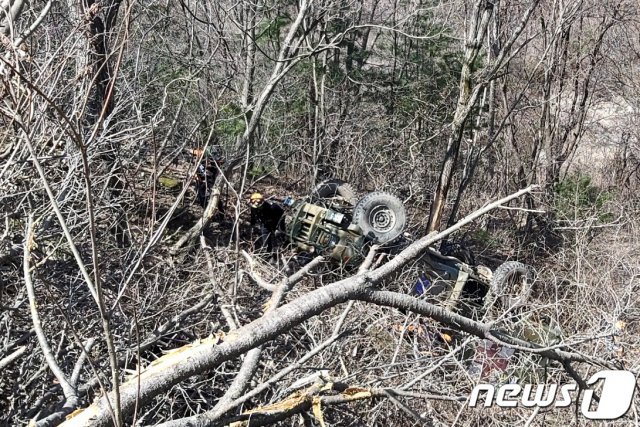 16일 오전 10시53분쯤 강원 인제군 남면 한 도로에서 군 엠뷸런스가 가로수를 들이받고 8m 아래로 추락해 군과 소방당국이 구조작업을 진행하고 있다. (강원도소방본부 제공) 2019.4.16/뉴스1