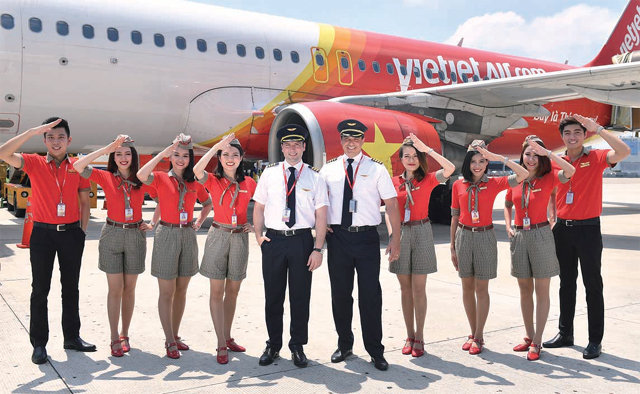 비엣젯항공의 에어버스 A321neo 여객기(위)와 승무원들.