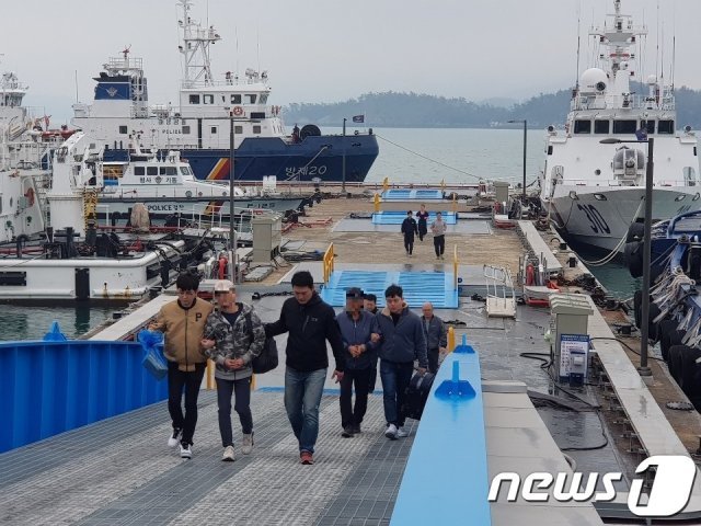 목포해경이 414억원대 회삿돈을 잘못 사용한 후 중국으로 밀항을 시도한 A씨를 밀항단속법 위반으로 긴급체포했다.(목포해양경찰서 제공)2019.4.16/뉴스1 © News1