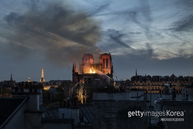 15일 프랑스 파리의 노트르담 대성당 위로 불길과 시커먼 연기가 치솟고 있다. 세계문화유산인 노트르담 대성당의 화재소식에 전 세계가 충격과 슬픔에 휩싸였다. 각국 정상의 위로와 재건을 위한 성금도 쇄도 중이다. 사진=게티이미지코리아