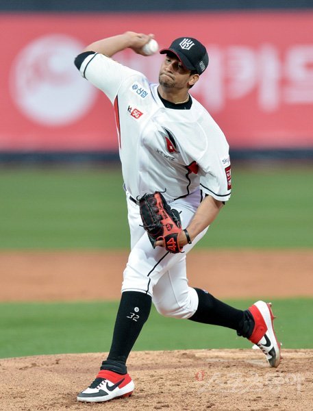 16일 경기도 수원 KT위즈파크에서 ‘2019 신한은행 MY CAR KBO리그’ KT 위즈와 한화 이글스의 경기가 열렸다. KT 선발투수 쿠에바스가 힘차게 볼을 던지고 있다. 수원｜김민성 기자 marineboy@donga.com