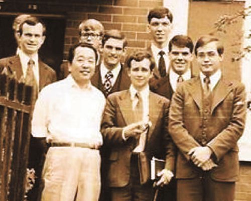 1971년부터 약 3년간 부산에서 선교사로 활동했던 클레이턴 크리스텐슨 교수(뒷줄 오른쪽)가 1973년 동료들과 함께 부산 대신동의 한 교회 건물에서 찍은 사진. 크리스텐슨 교수 제공