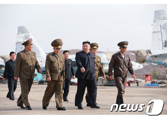 북한 김정은 국무위원장이 ‘불시에’ 공군 부대를 시찰했다고 17일 노동당 기관지 노동신문이 보도했다.(노동신문) 2019.04.17.© 뉴스1