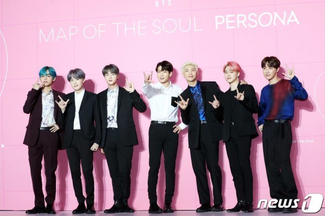 ?????(BTS) ?(????), ??, ?, ??, RM, ??, ???? 17? ?? ?? ?? ?????????(DDP)?? ?? ‘MAP OF THE SOUL : PERSONA(? ?? ? ?? : ????)’ ?? ?? ??? ?? ???? ??? ??? ??? ??. ????? ?, ??, ? ??, RM, ??, ???? ?? ? ??? ??? ‘??? 200 ?? ??’ 1?, ?? ‘??? ?? ??’ 1?, ‘??? ??? ????’ 1?? ????? ??? ??????? ? ??? ?? ??. ? News1