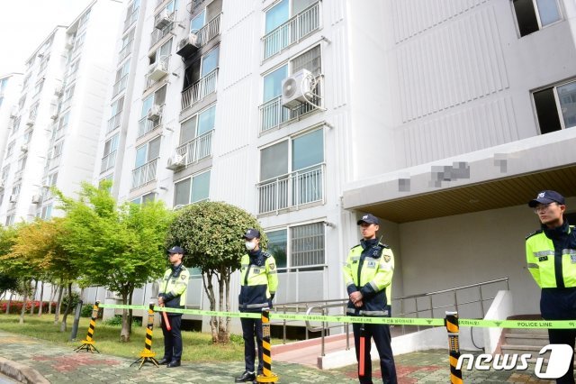 17일 오전 4시 30분께 경남 진주시 가좌동의 한 아파트에 거주하는 40대 남성 안 모(43)씨가 본인 집에 불을 지른 뒤 계단에서 대피하는 이웃 주민들을 상대로 흉기를 휘둘러 5명이 숨지고 5명이 다쳤다. 안 씨는 임금 체불에 불만을 품고 이 같은 방화를 벌인 것으로 알려졌다. 사진은 안 씨가 불을 지른 아파트 모습. 2019.4.17/뉴스1 © News1