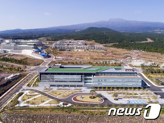 제주 서귀포시 동홍동·토평동 일대에 위치한 제주 헬스케어타운 조성사업 부지 내 녹지국제병원 전경.© News1 DB