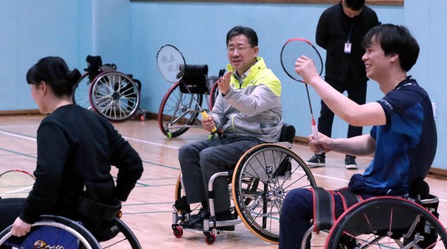 박양우 문화체육관광부 장관이 17일 인천 연수구 장애인국민체육센터에서 생활체육 참여자들과 함께 휠체어 배드민턴을 하고 있다.
