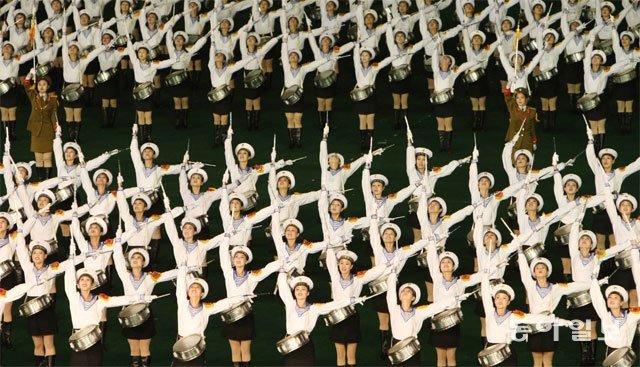 2007년 10월 평양 5·1경기장에서 아리랑공연 중인 해군복 차림의 북한 여대생들. 약 3분 분량의 공연을 위해 이들은 봄부터 6개월 내내 달아오른 광장에서 훈련을 했다. 동아일보DB