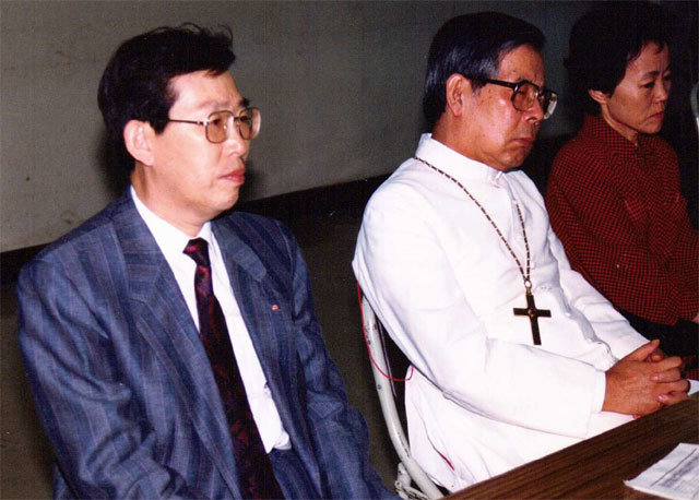 1980년대 중반 가톨릭문인회 문학의 밤 행사장에서 김수환 추기경(가운데)과 함께한 김 시인. 김형영 시인 제공