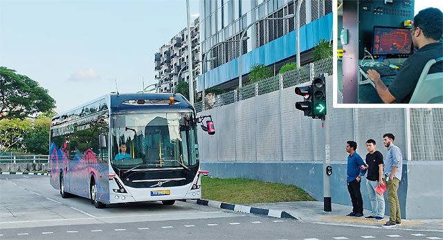 지난달 5일 싱가포르 난양기술대에서 스웨덴의 볼보버스가 세계 최초로 대형 자율주행 전기버스(볼보7900)의 시범운행을 시작했다. 이 버스의 내부(작은 사진)에서 인공지능 시스템으로 관리되는 센서와 사이버 공격을 막기 위한 보안 테스트가 이뤄지고 있다. 볼보버스 제공