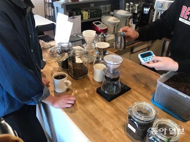 커피 원데이 클래스 진행 모습. 집에서 실습하기 적합한 브루잉은 원데이 클래스에서 인기 있는 프로그램이다. 간단한 이론 교육을 마친 후 다양한 원두와 도구를 이용해 직접 커피를 내려 볼 수 있다.