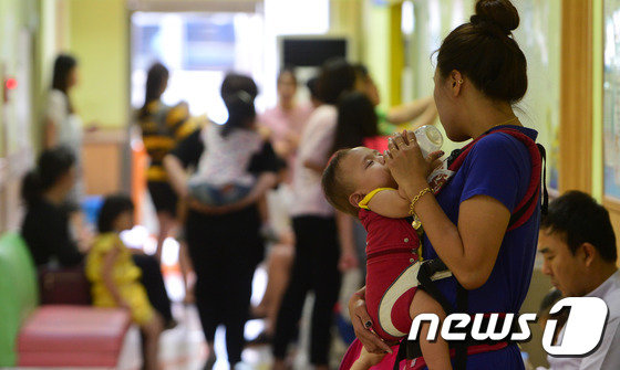 서울 용산구 소화아동병원을 찾은 수족구병 의심 영유아들과 보호자들. © News1