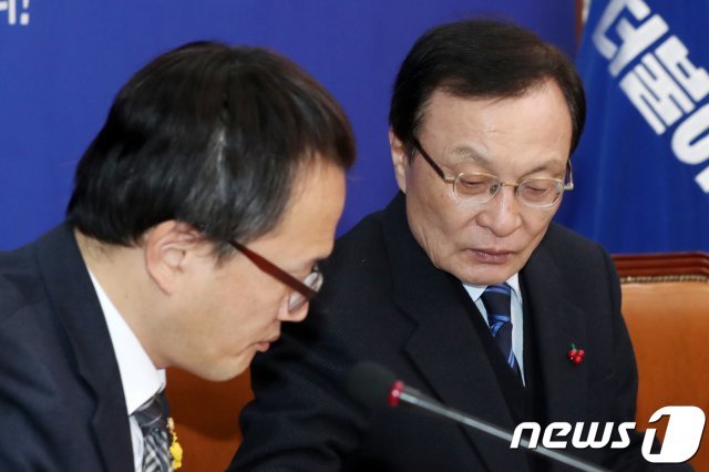 이해찬 더불어민주당 대표(오른쪽)와 박주민 최고위원. © News1