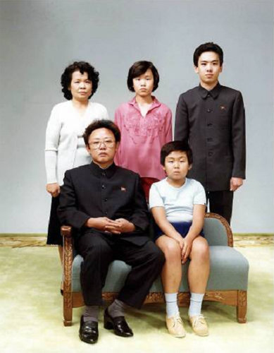 김정남(앞줄 오른쪽)이 어린 시절 아버지 김정일과 함께 찍은 가족 사진. 1981년 평양. 여성중앙 제공