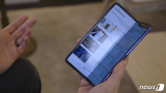 외신이 삼성전자의 폴더블 폰 ‘갤럭시폴드’에서 화면 불량이 나타났다고 보도했다. (더버지 유튜브 갈무리) © 뉴스1