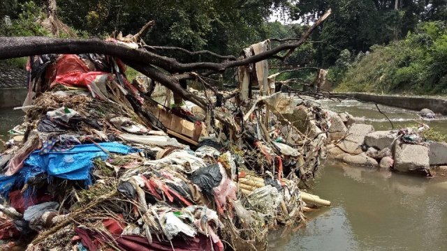 강 주변에 쌓인 쓰레기들은 바다로 흘러가 해변을 오염시키고 관광 산업에 악영향을 끼친다. 사진 파비오 달몬테(Fabio Dalmonte) 제공