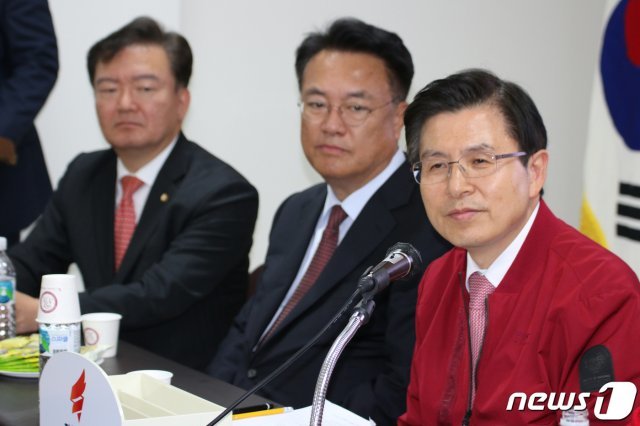 황교안 자유한국당 대표가 18일 세종시 자유한국당 세종시당에서 당직자 간담회를 갖고 있다. 2019.4.18/뉴스1 © News1