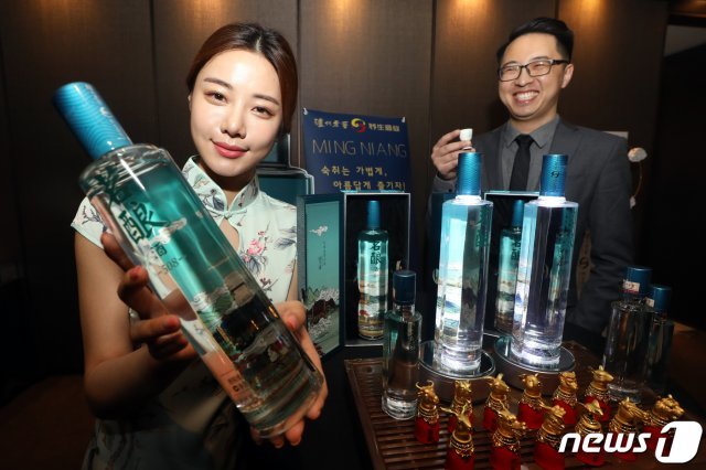 중국 국영 주류기업 ‘노주노교’가 신제품 백주 ‘명냥’을 출시했다. 2019.4.18/뉴스1 © News1