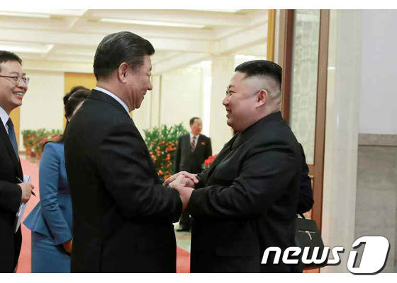 시진핑 중국 국가주석(왼쪽)과 김정은 북한 국무위원장. (노동신문)2019.1.10/뉴스1