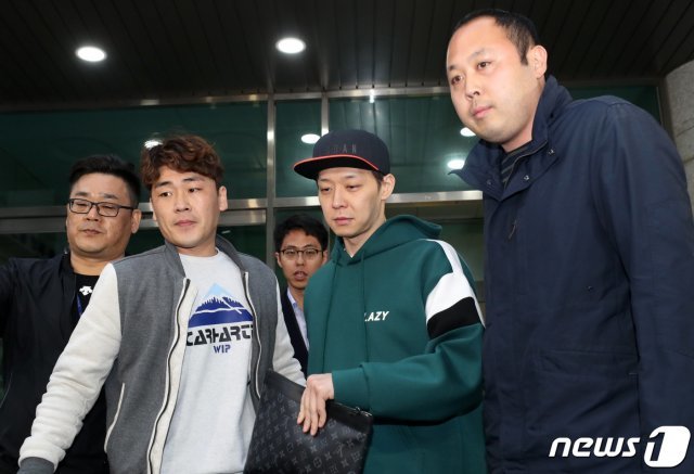 마약 투약 의혹을 받고 있는 가수 겸 배우 박유천씨(32)가 18일 오후 경기도 수원시 장안구 경기남부지방경찰청에서 추가 조사를 마치고 경찰청을 빠져나오고 있다. 2019.4.18/뉴스1 © News1