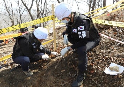 국방부는 강원도 철원 화살머리고지 일대에서 지뢰제거 작업을 하던 중 6·25 전쟁 전사자로 추정되는 유해를 추가로 발견했다.(국방부 제공)