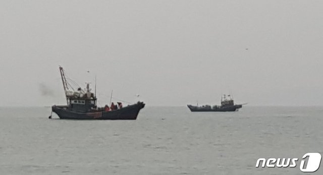 19일 오전 중국어선 2척이 서해5도 북방한계선(NLL)을 침범해 연평도 해역에서 조업을 하고 있다. (독자 제공) © News1