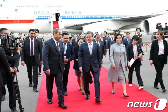 중앙아시아 3개국을 순방 중인 문재인 대통령과 부인 김정숙 여사가 18일(현지시간) 우즈베키스탄 타슈켄트 국제공항에 도착, 압둘라 아리모프 총리의 영접을 받고 있다. (청와대 제공)