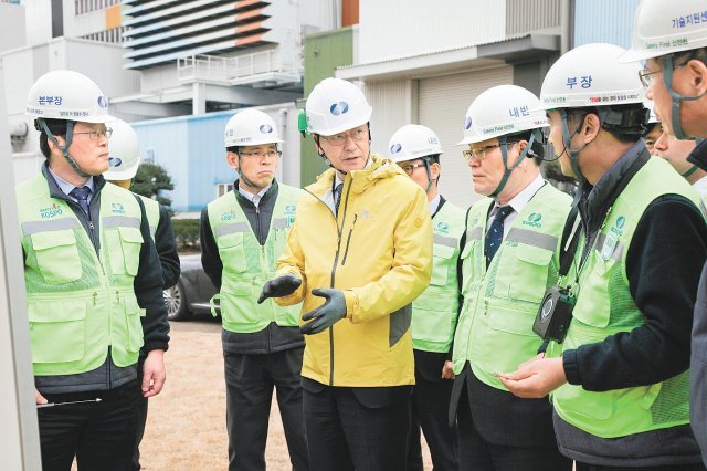 한국남부발전의 신정식 사장(가운데)과 관계자들이 깨끗하고 안전한 에너지로의 전환에 박차를 가하고 있다.