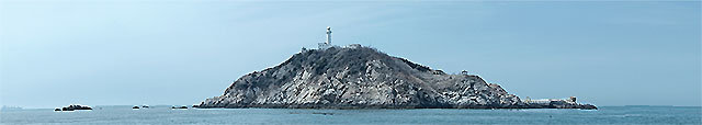 옹도란 이름은 모양이 옹기처럼 생겼다고 해서 붙여졌다. 1907년 등대가 세워졌고, 주위 풍광이 아름다워 ‘우리나라의 아름다운 등대 16경’과 ‘한국의 아름다운 등대섬 20선’에 이름을 올렸다.