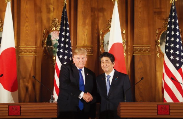 2017년 11월 아시아 순방 때 일본을 방문한 도널드 트럼프 미국 대통령(왼쪽). 그는 아베 신조 총리와 함께 인도태평양전략을 양국의 공동외교전략으로 채택했다. [AP=뉴시스]