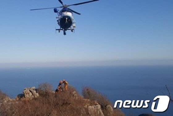 등산객 구조 중인 소방헬기(뉴스1 자료사진)© News1