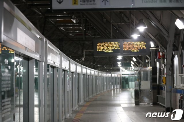 3월14일 오후 서울 도봉구 7호선 도봉산역에 열차 운행 중단을 알리는 안내문이 표출되고 있다. 2019.3.14/뉴스1 © News1