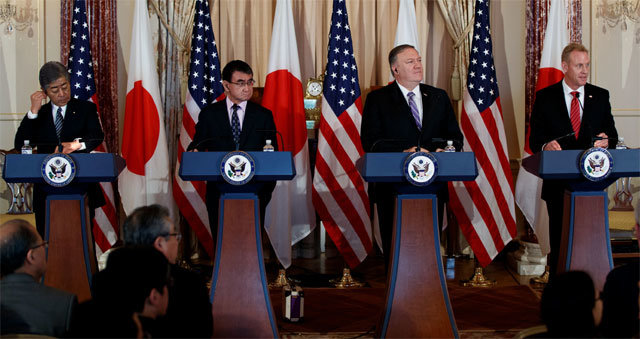 19일(현지 시간) 미국 워싱턴 국무부 기자회견장의 미국과 일본 외교·국방장관. 워싱턴=AP 뉴시스