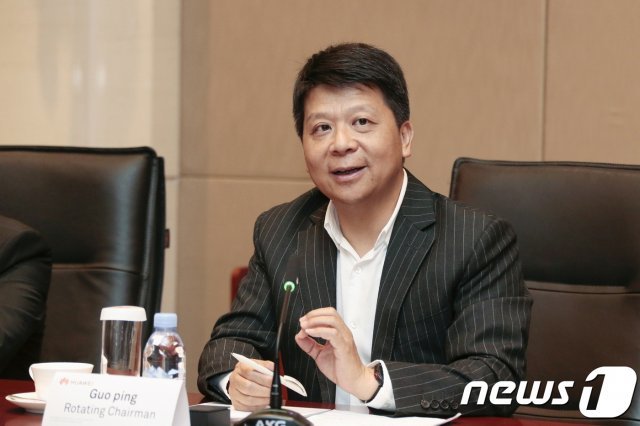 궈 핑 화웨이 순환회장이 17일 오후 중국 선전시 화웨이 캠퍼스에서 한국 기자들과 인터뷰하고 있다. (화웨이 제공) © 뉴스1