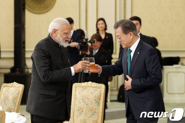 문재인 대통령과 나렌드라 모디 인도 총리가 22일 청와대 영빈관에서 열린 국빈오찬에서 건배하고 있다. (청와대 제공)