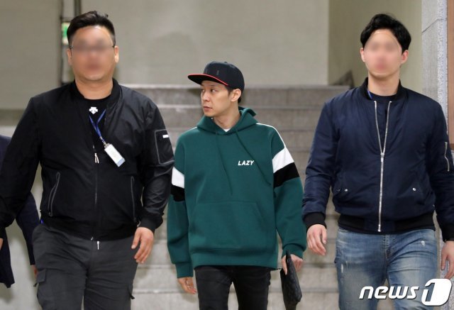 마약 투약 의혹을 받고 있는 가수 겸 배우 박유천씨(32)가 지난 18일 오후 경기도 수원시 장안구 경기남부지방경찰청에서 추가 조사를 마치고 경찰청을 빠져나오고 있다. 2019.4.18/뉴스1 © News1